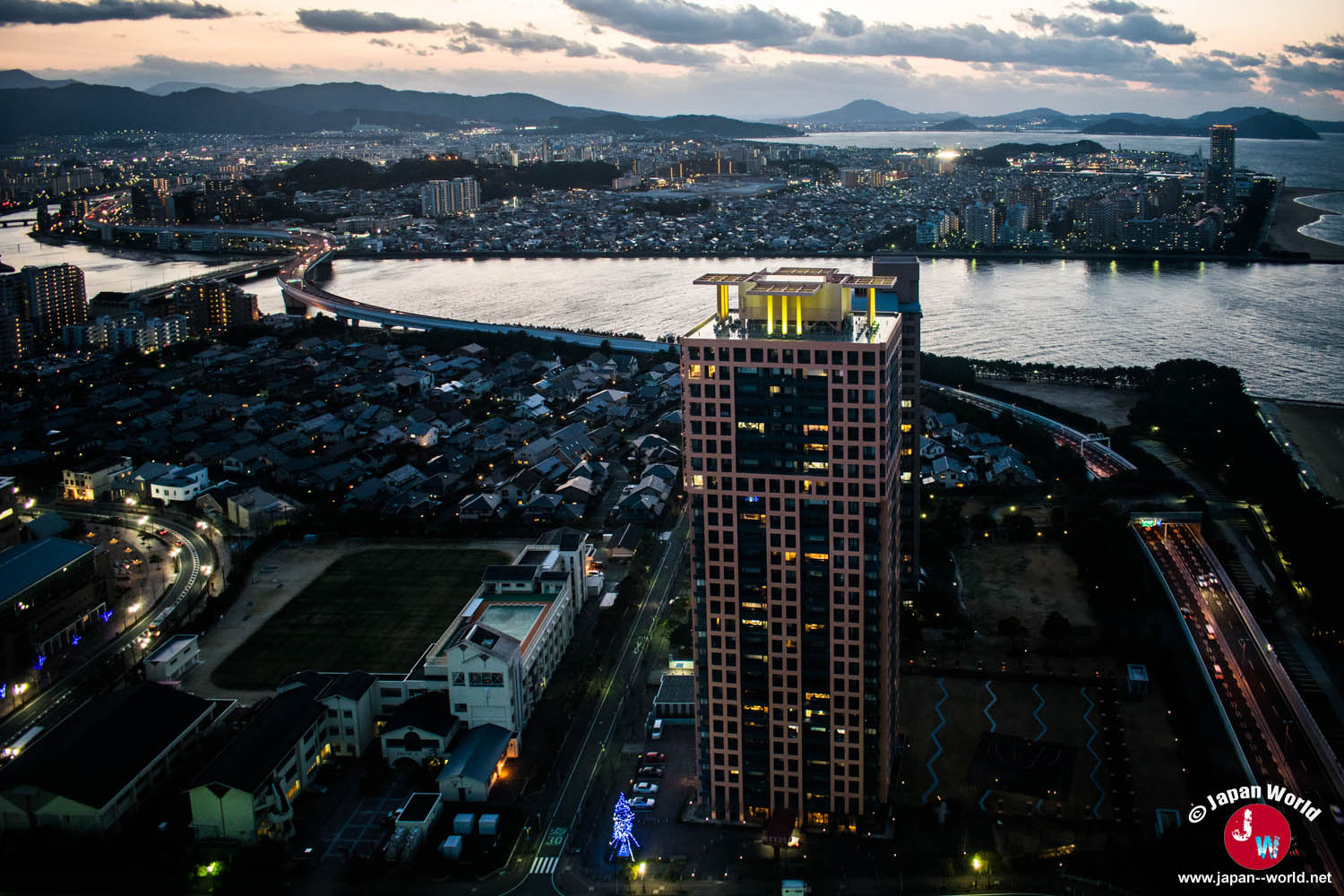 Vue sur la rivière Muromi et les quartiers de Fukuoka au crépuscule